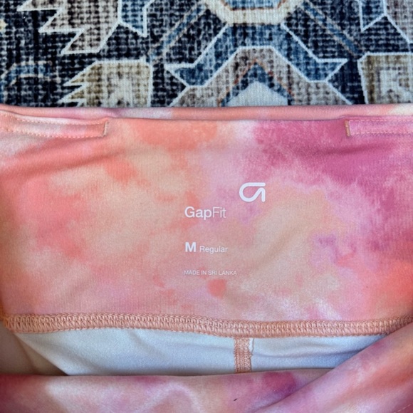GapFit Women’s Pink Tie-Dye High Rise Biker Shorts Size Medium - Picture 4 of 8